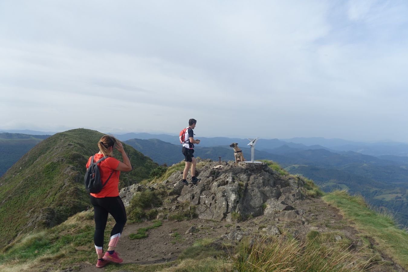 Erroilbide (832 m.), Txurrumurru (823 m.) y Irumugarrieta (806 m.) forman parte de la gran mole que vigila cualquier movimientoen Orasoaldea