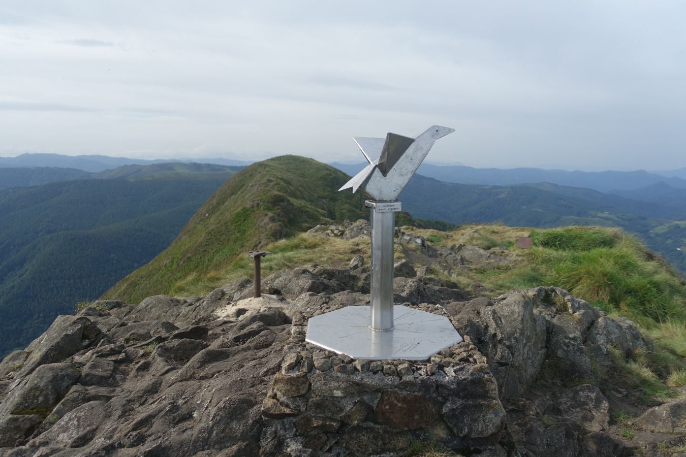 Erroilbide (832 m.), Txurrumurru (823 m.) y Irumugarrieta (806 m.) forman parte de la gran mole que vigila cualquier movimientoen Orasoaldea