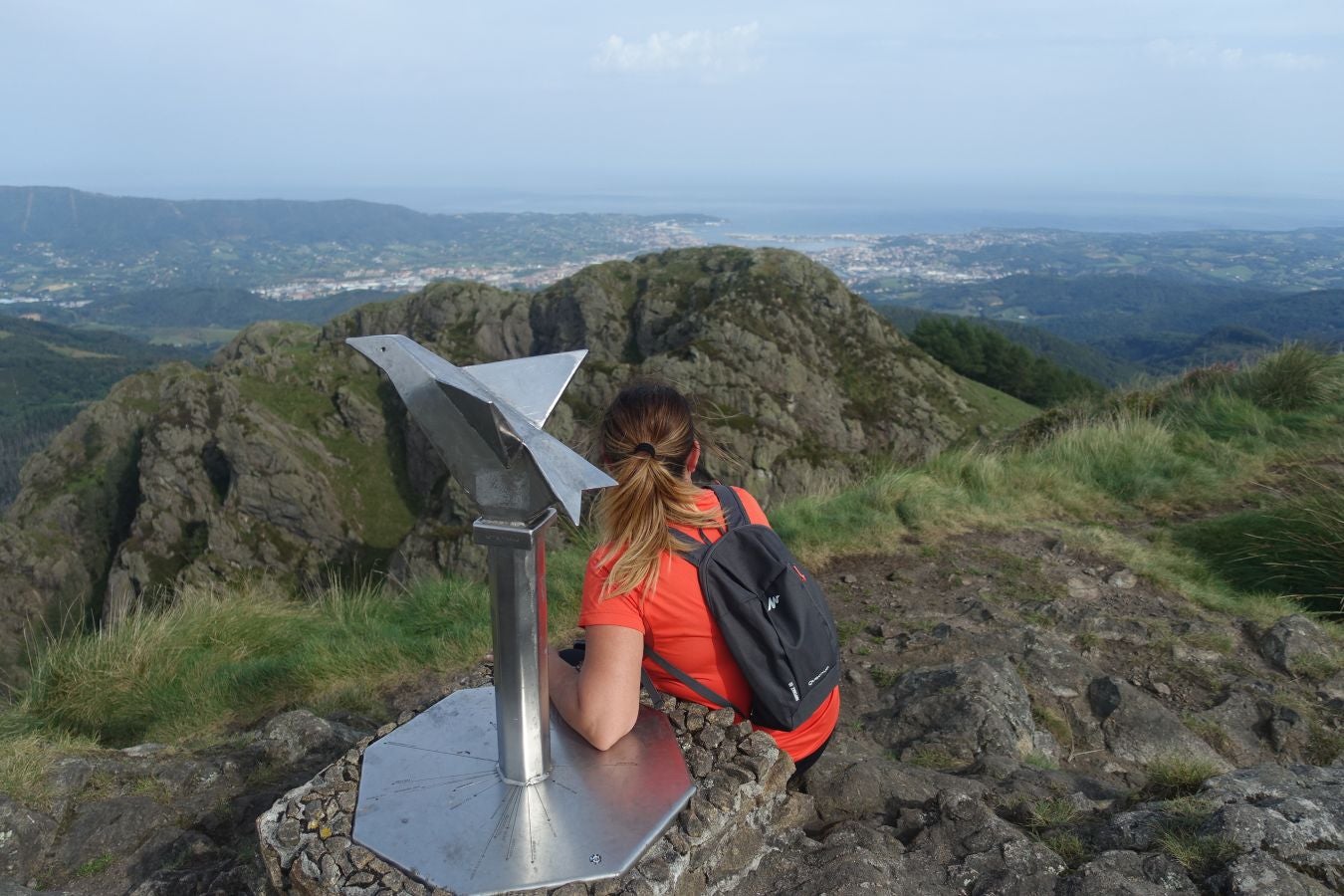Erroilbide (832 m.), Txurrumurru (823 m.) y Irumugarrieta (806 m.) forman parte de la gran mole que vigila cualquier movimientoen Orasoaldea