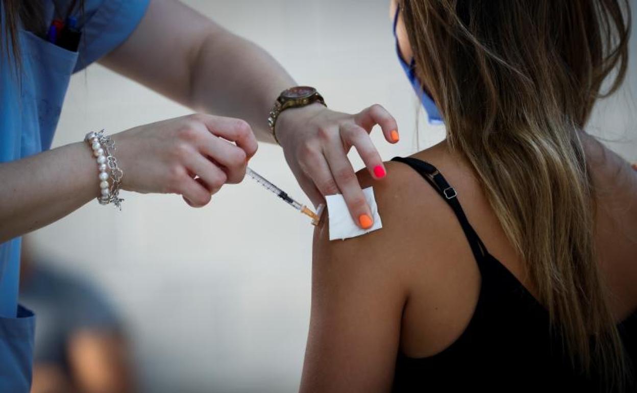 Una joven recibe la vacuna contra el Covid-19 en Donostia. 