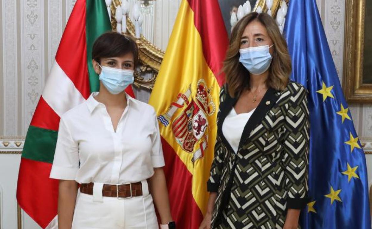 Isabel Rodríguez y Olatz Garamendi, en la reunión que han mantenido este viernes en Madrid.