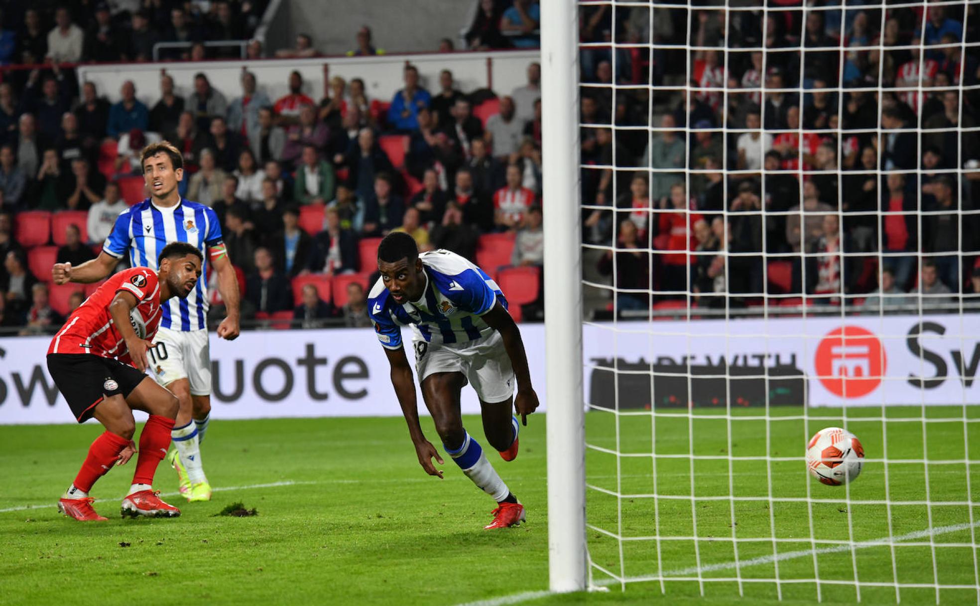 Isak acaba de lograr el segundo tanto a pase de Zaldua, ayer en el estreno ante el PSV en Eindhoven. 