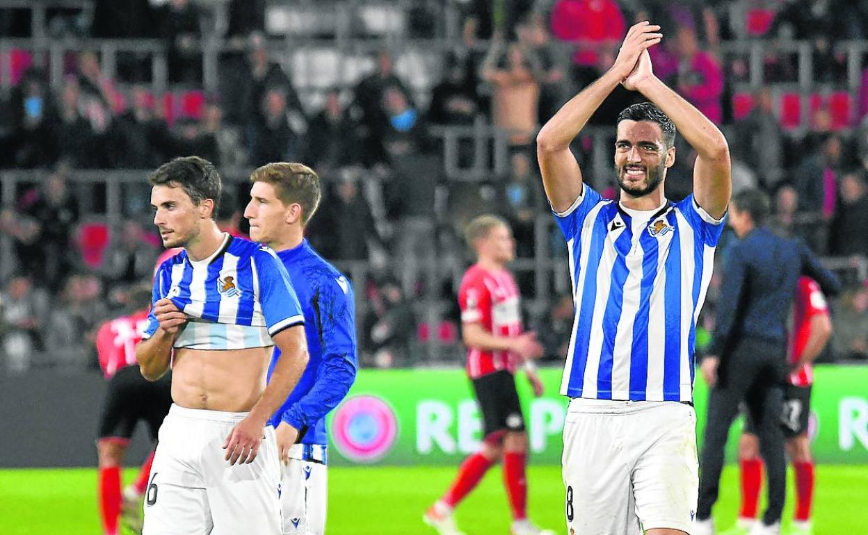 Merino agradece el apoyo de los aficionados, con Guevara y Aihen camino de los vestuarios. 