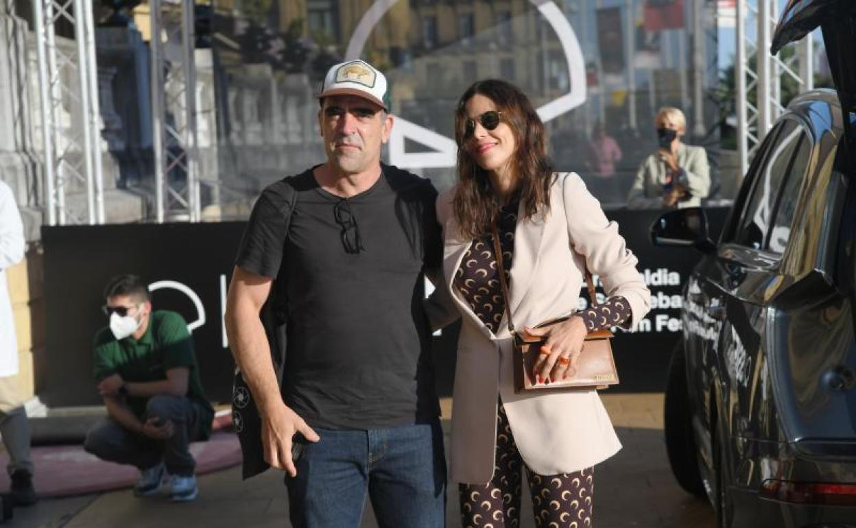 Luis Tosar junto a su mujer María Luisa Mayol a su llegada a Donostia. 