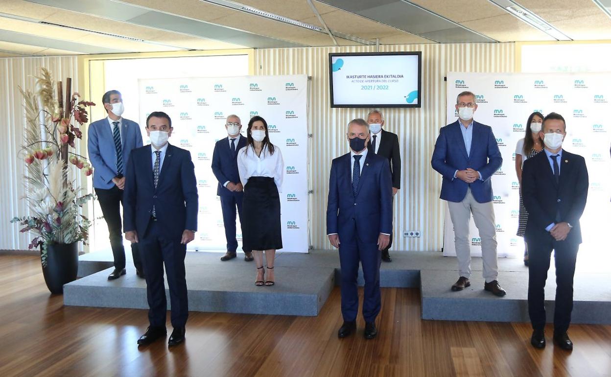 Foto oficial del acto inaugural en el hall de BCC. 