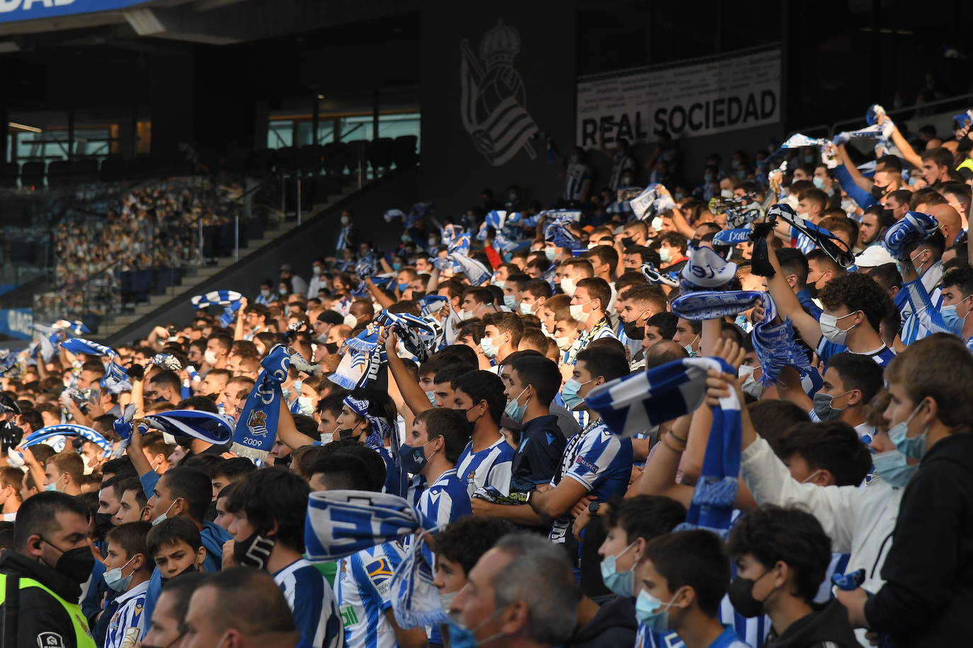 Fotos: Las aficionados de la Real vuelven ocupar sus asientos