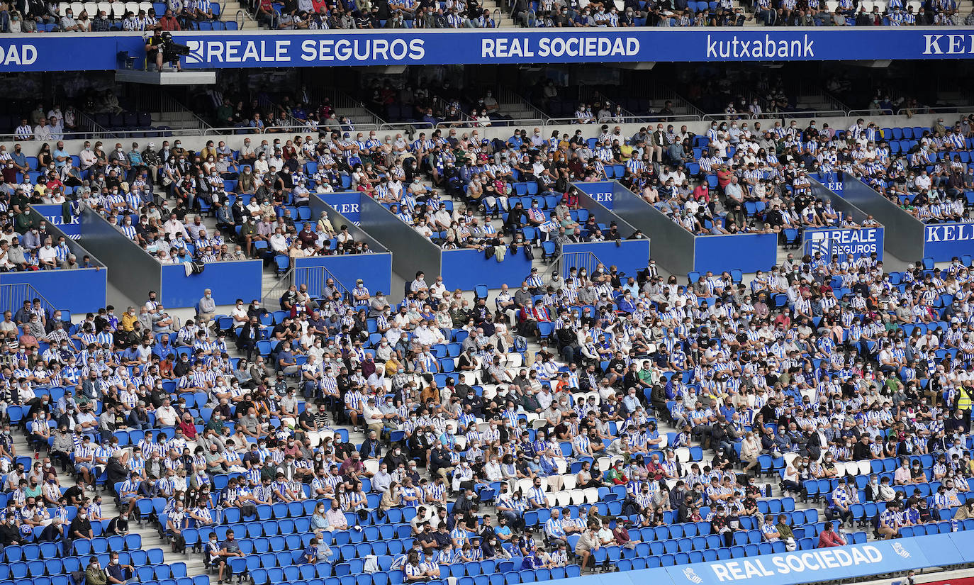 Fotos: Las aficionados de la Real vuelven ocupar sus asientos