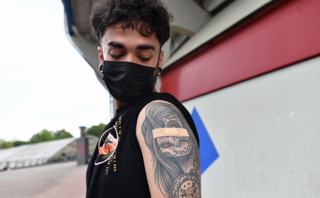 Un joven tras ser vacunado posa en el exterior de Illumbe. 