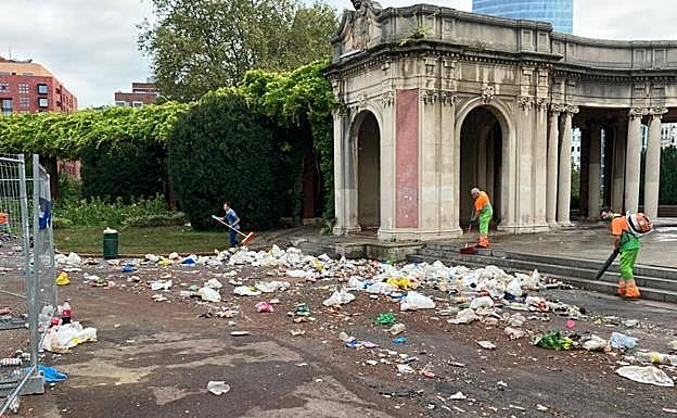 Los equipos de limpieza tuvieron que emplearse a fondo para limpiar el parque de Doña Casilda.