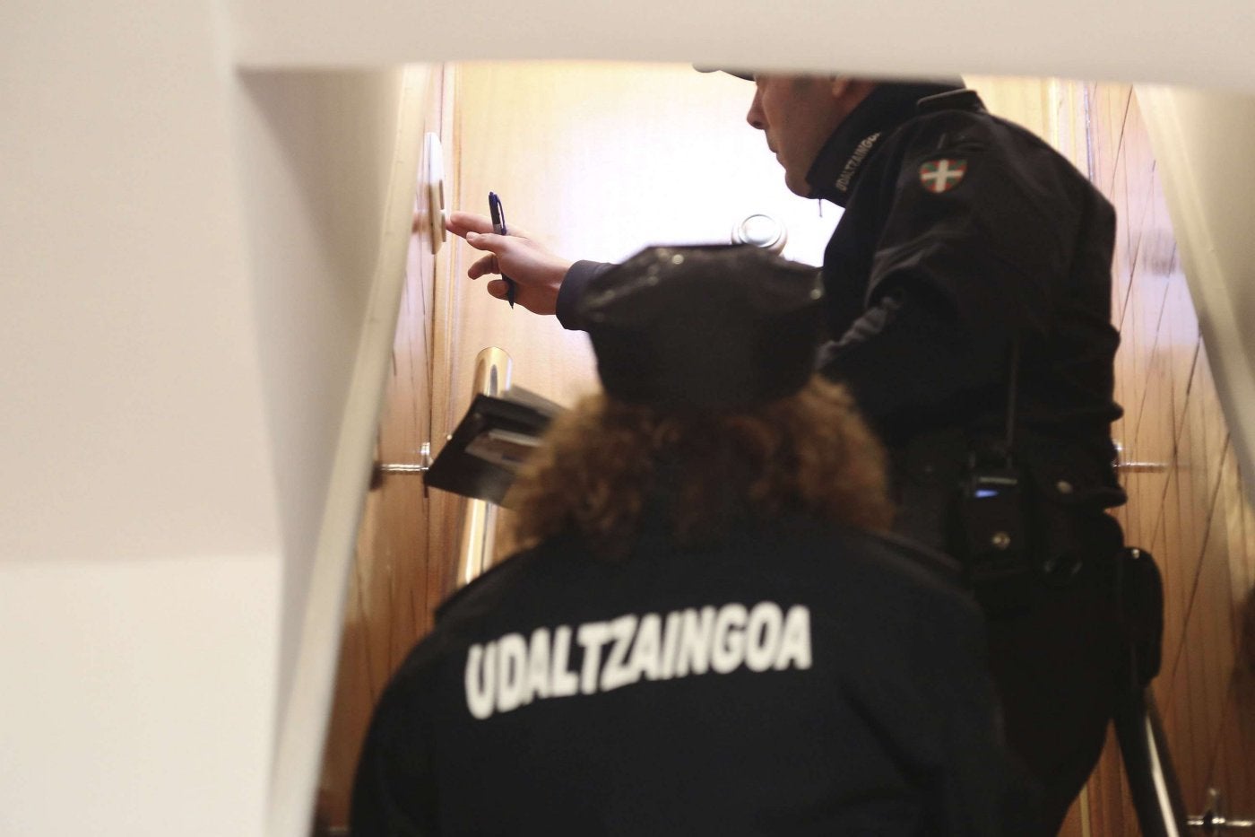 Dos agentes de la Guardia Municipal inspeccionan un piso turístico para comprobar si tiene licencia de actividad. 