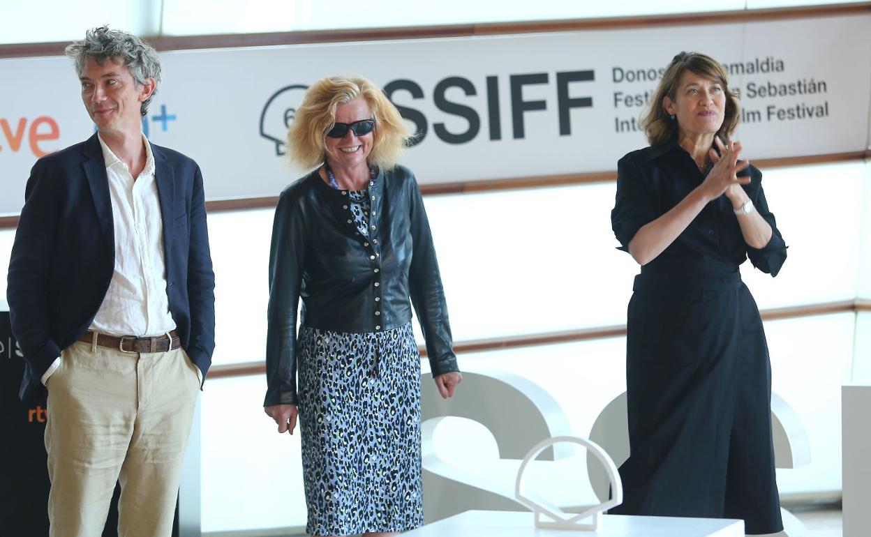 La directora Claire Simon, junto a los actores Swann Arlaud y Emmanuelle Devos, esta mañana en el Kursaal. 