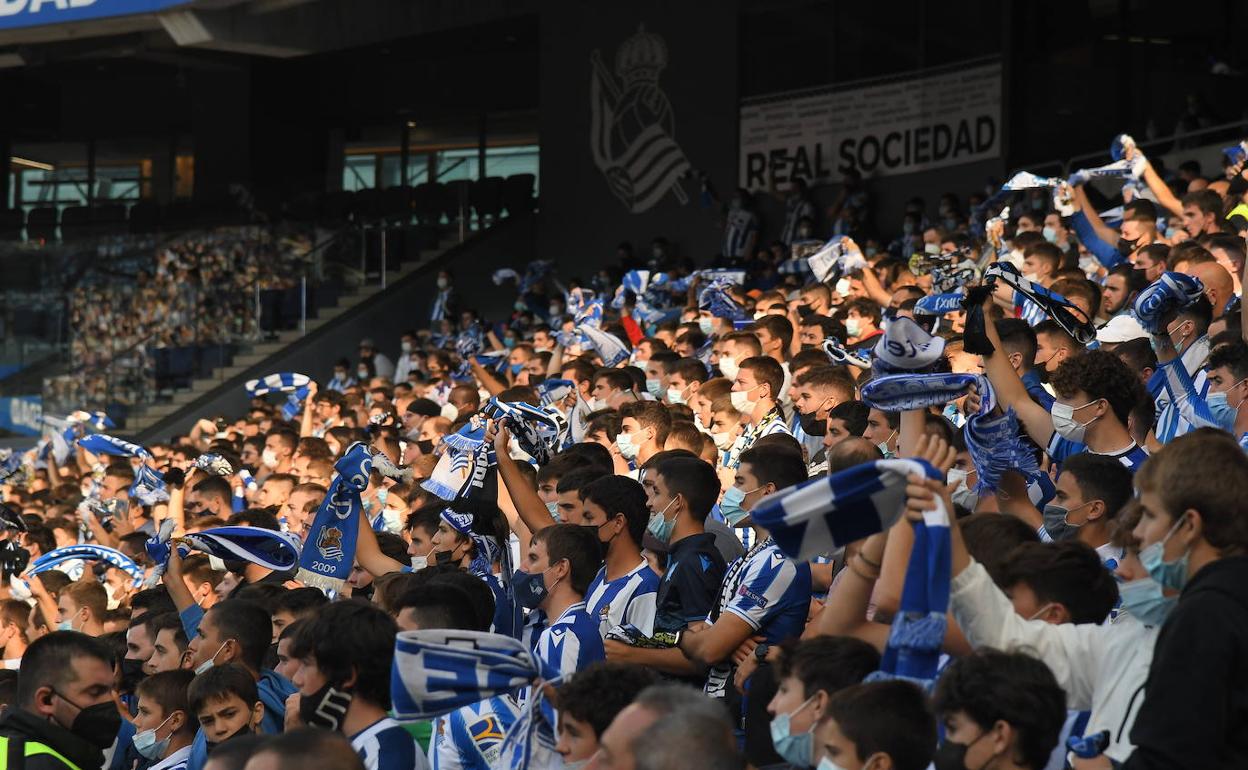 La afición de la Real anima a los jugadores durante el partido ante el Sevilla. 
