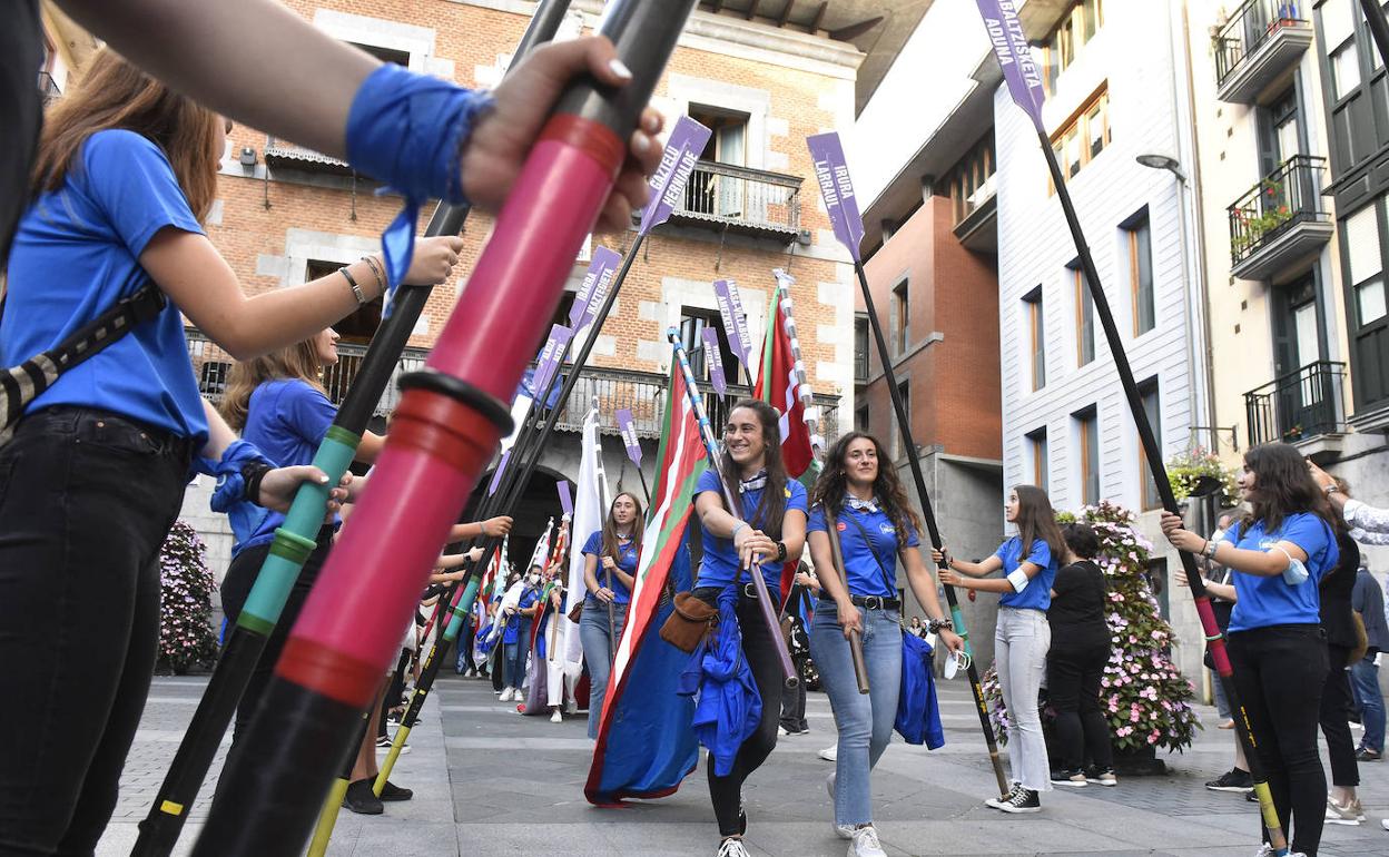 Recepción ayer tarde en el Ayuntamiento de Tolosa, con las banderas y los remos. 