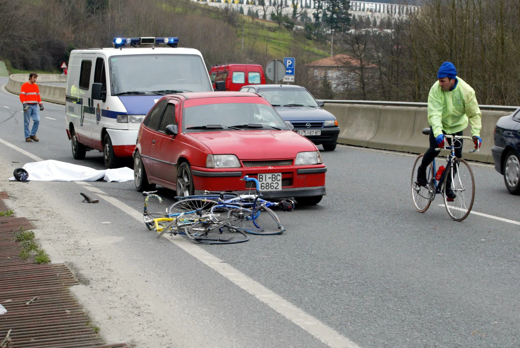 Ertzainas atienden un accidente mortal de un ciclista. 