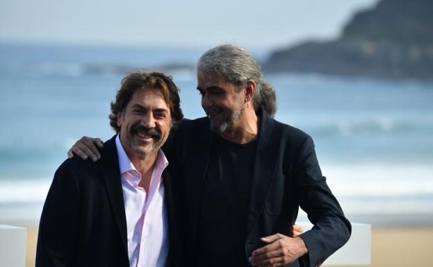 Javier Bardem y Fernando León de Aranoa, esta mañana en la terraza del Kursaal.