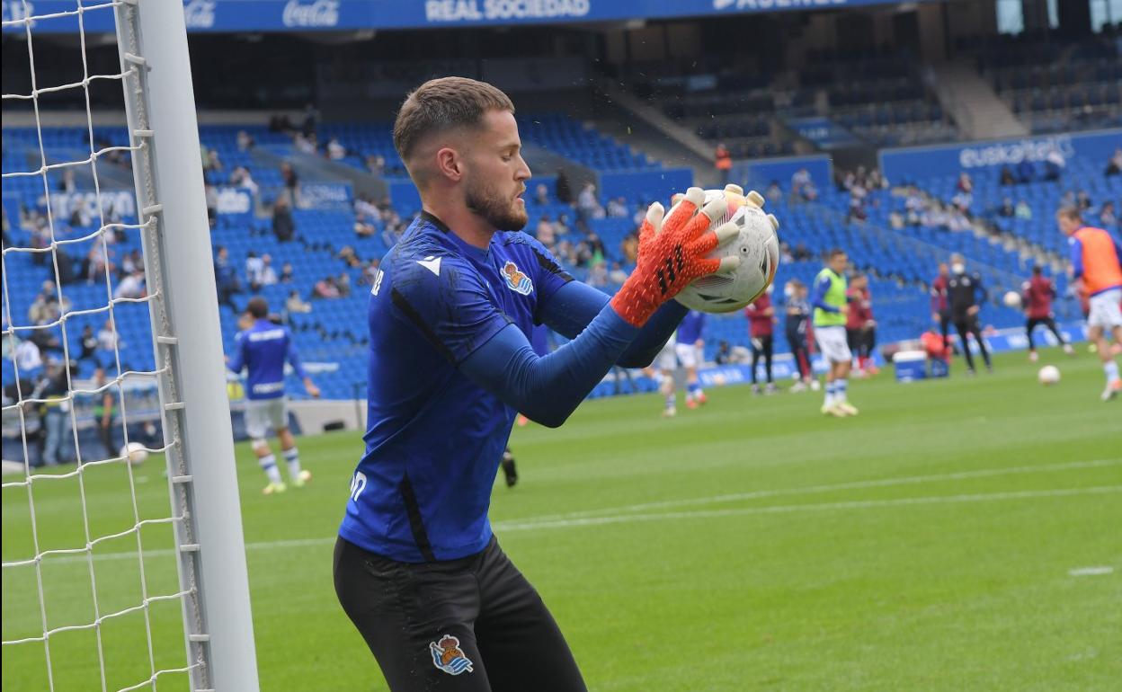 Álex Remiro calienta sobre el verde del Reale Arena antes de que comience el Real Sociedad-Sevilla correspondiente a la jornada 5. 