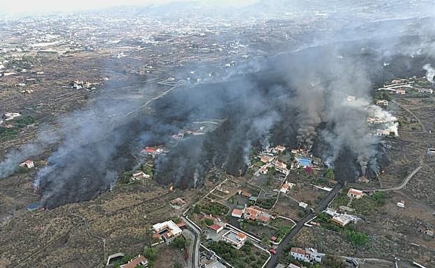 La lengua de lava iba arrasando ayer viviendas y fincas agrícolas. 
