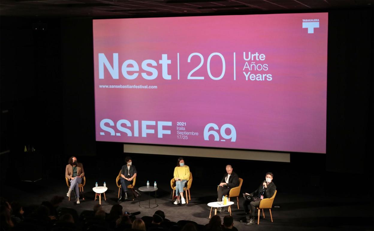 Encuentro de cineastas con estudiantes celebrado ayer por la tarde en Tabakalera. 
