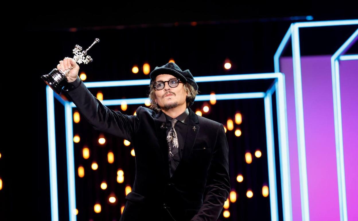 Johnny Depp, tras recibir el Premio Donostia durante la gala celebrada en el Kursaal. 