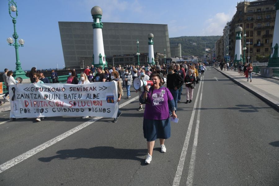 Fotos: Protesta de las trabajadoras de las residencias de Gipuzkoa