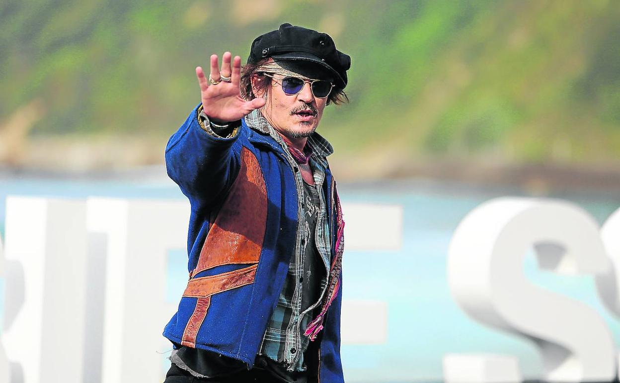 El premio a un Johnny Depp cordial y cercano calienta el Festival de Cine de San Sebastián