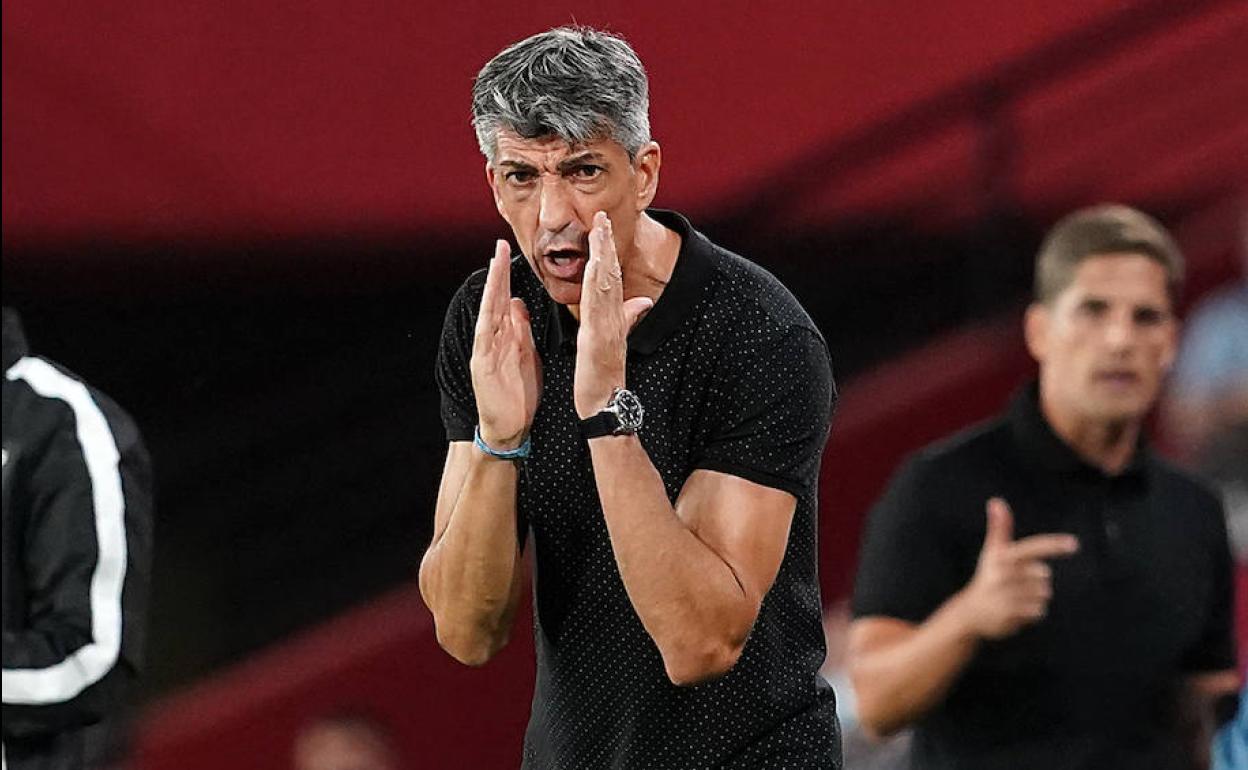 Imanol lanza órdenes a sus jugadores en su zona técnica de Los Cármenes. 