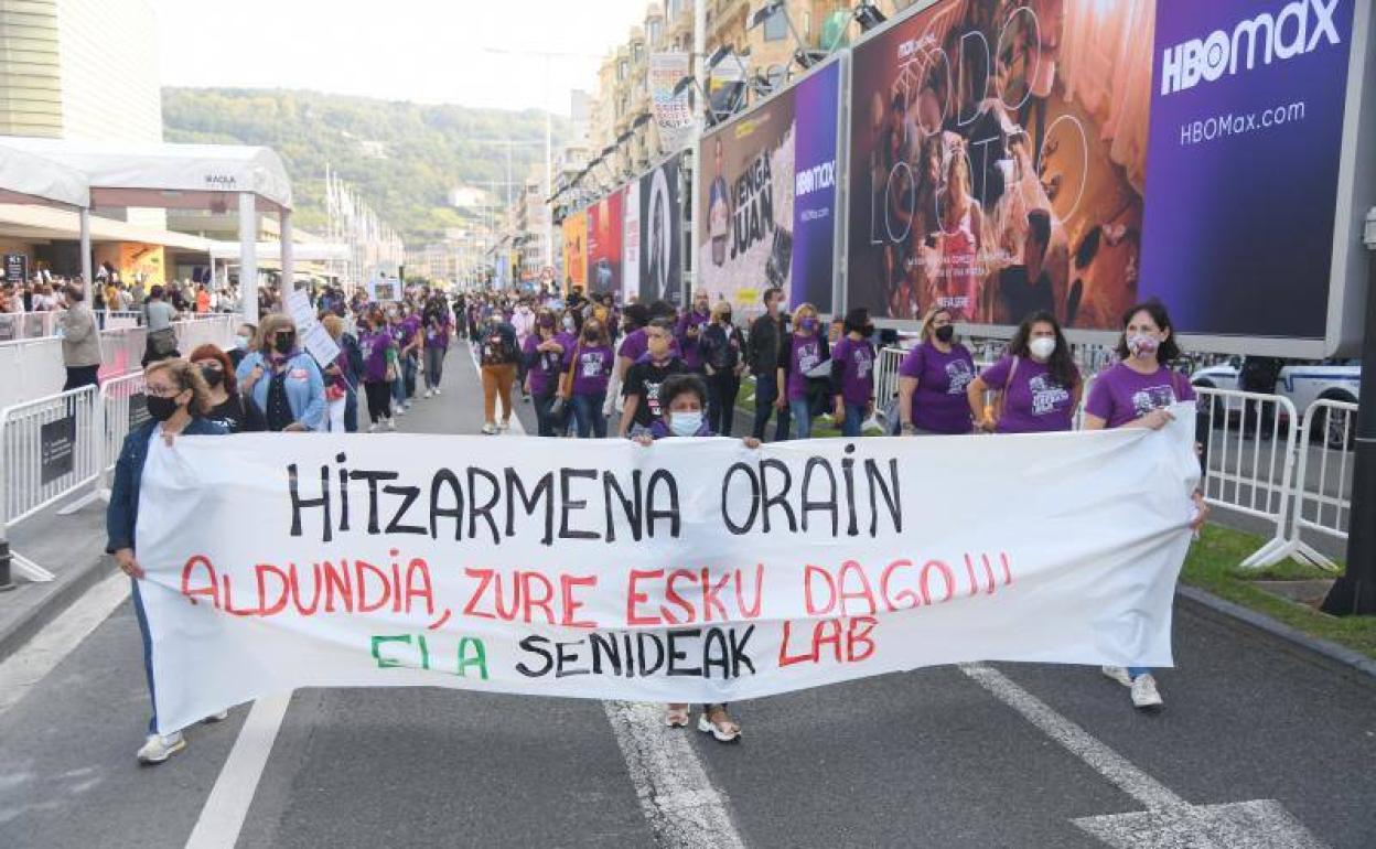La manifestación a su paso por el Kursaal