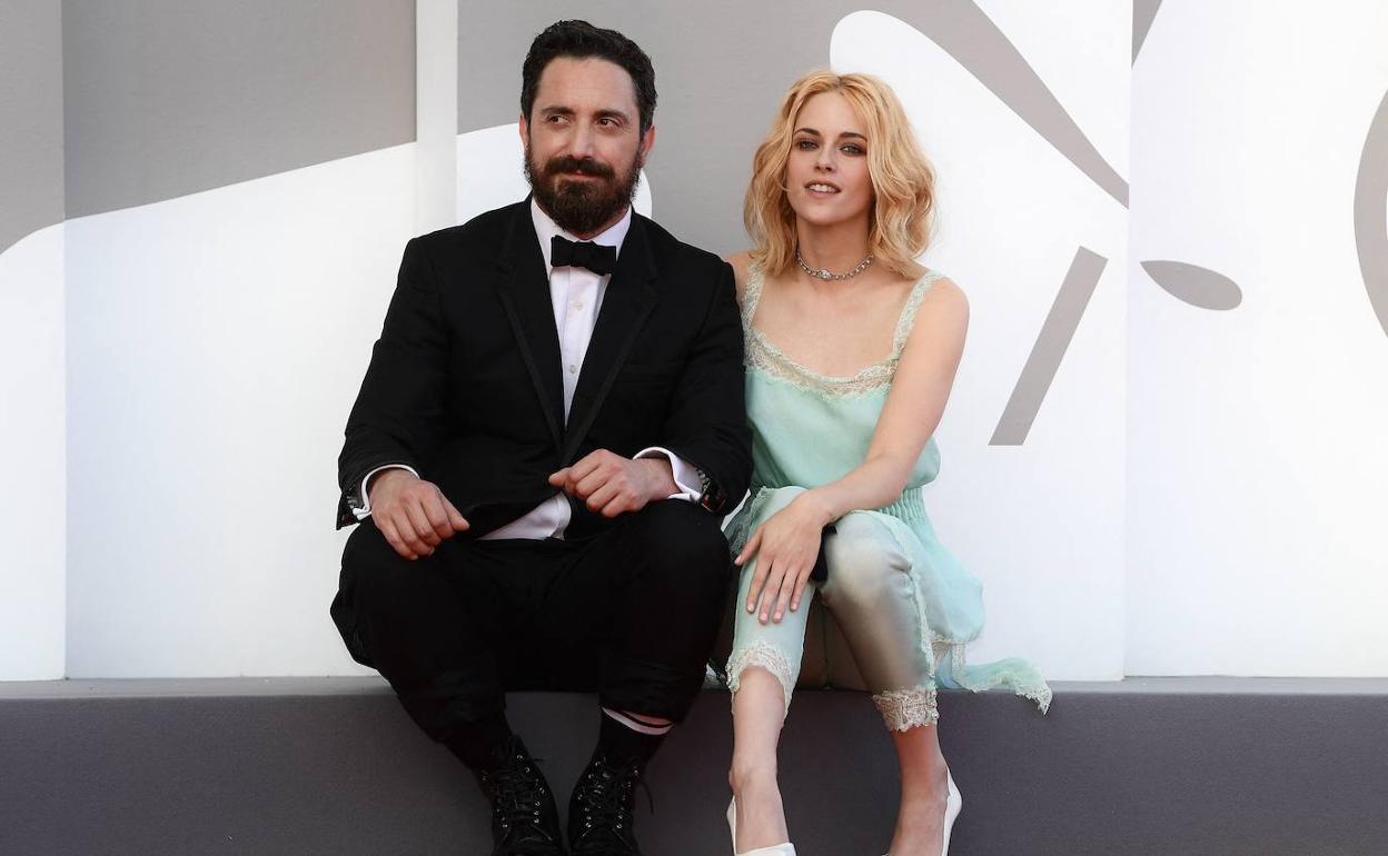 El director Pablo Larraín junto con la actriz Kristen Stewart, en la presentación de 'Spencer' en el Festival de Venecia.