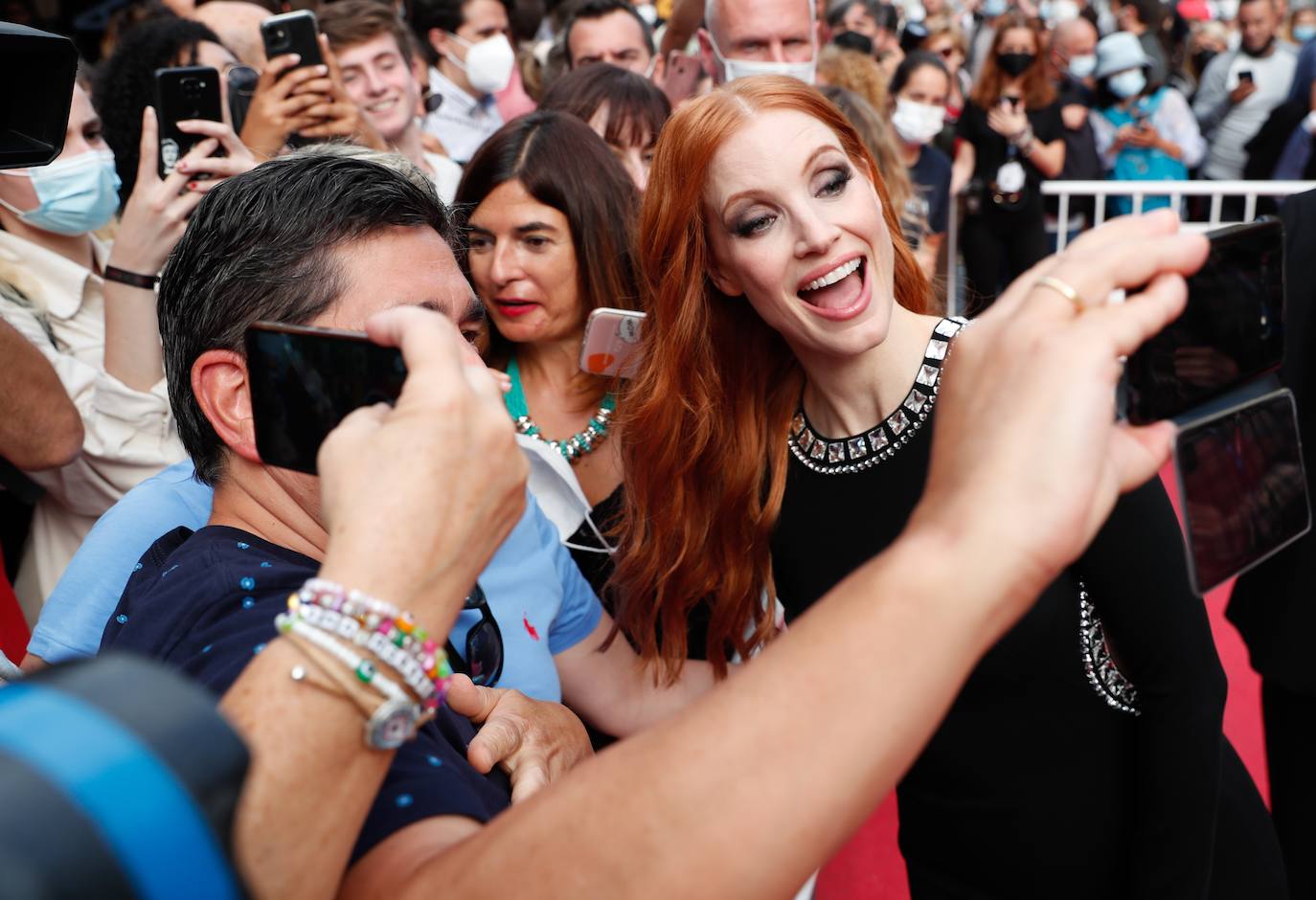 El equipo de 'The Eyes of Tamy Faye' presenta este viernes (16.00 horas) su película a concurso en la Sección Oficial del Zinemaldia. La actriz americana Jessica Chastain ha sido unas de las grandes atracciones del photocall que ha tenido lugar en la terraza del Kursaal.