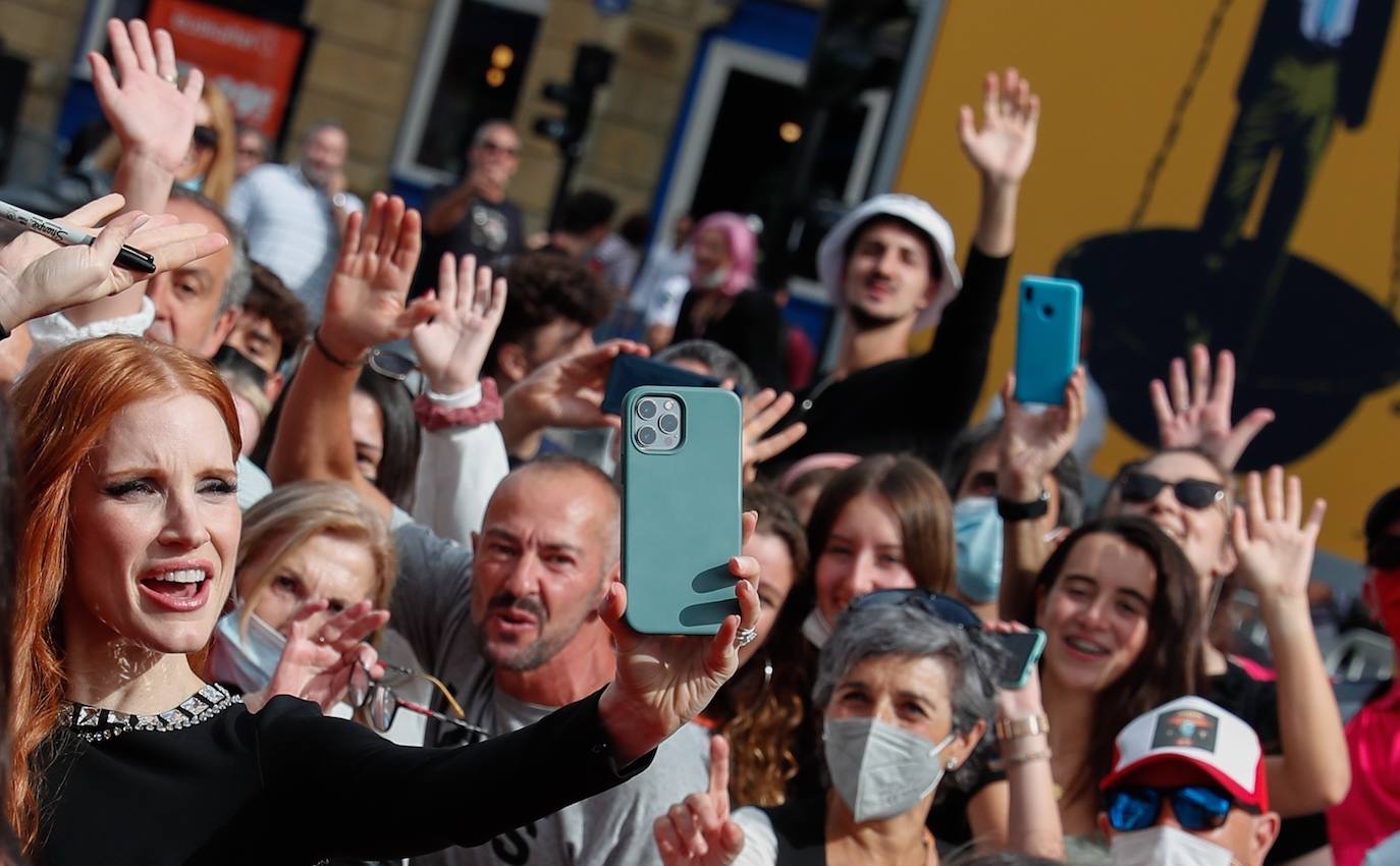 El equipo de 'The Eyes of Tamy Faye' presenta este viernes (16.00 horas) su película a concurso en la Sección Oficial del Zinemaldia. La actriz americana Jessica Chastain ha sido unas de las grandes atracciones del photocall que ha tenido lugar en la terraza del Kursaal.