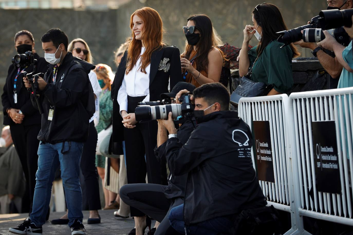 El equipo de 'The Eyes of Tamy Faye' presenta este viernes (16.00 horas) su película a concurso en la Sección Oficial del Zinemaldia. La actriz americana Jessica Chastain ha sido unas de las grandes atracciones del photocall que ha tenido lugar en la terraza del Kursaal.