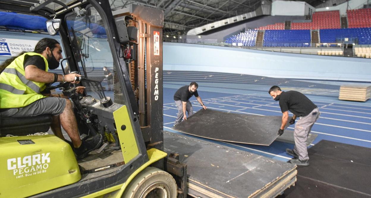 Anoche se instalaron cientos de planchas de madera para cubrir la pista, donde se colocarán sillas. 