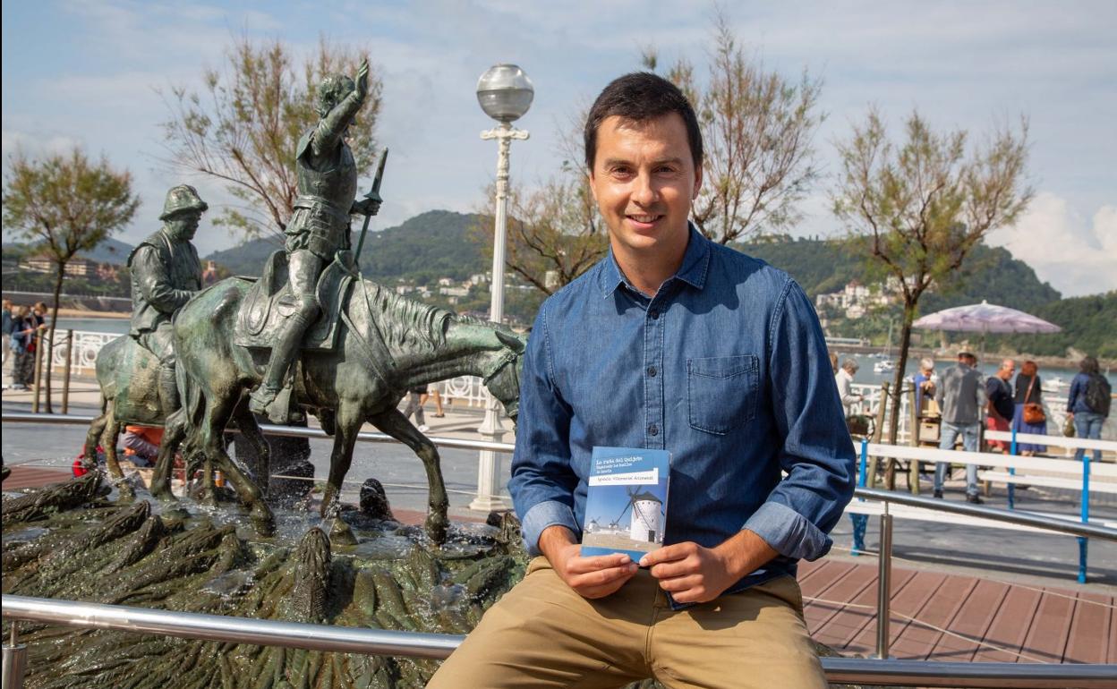 Ignacio Villameriel, junto a la escultura del Quijote en el paseo de La Concha. 