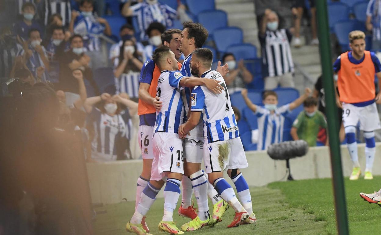 Los jugadores de la Real celebran el gol de Mikel Oyarzabal. 