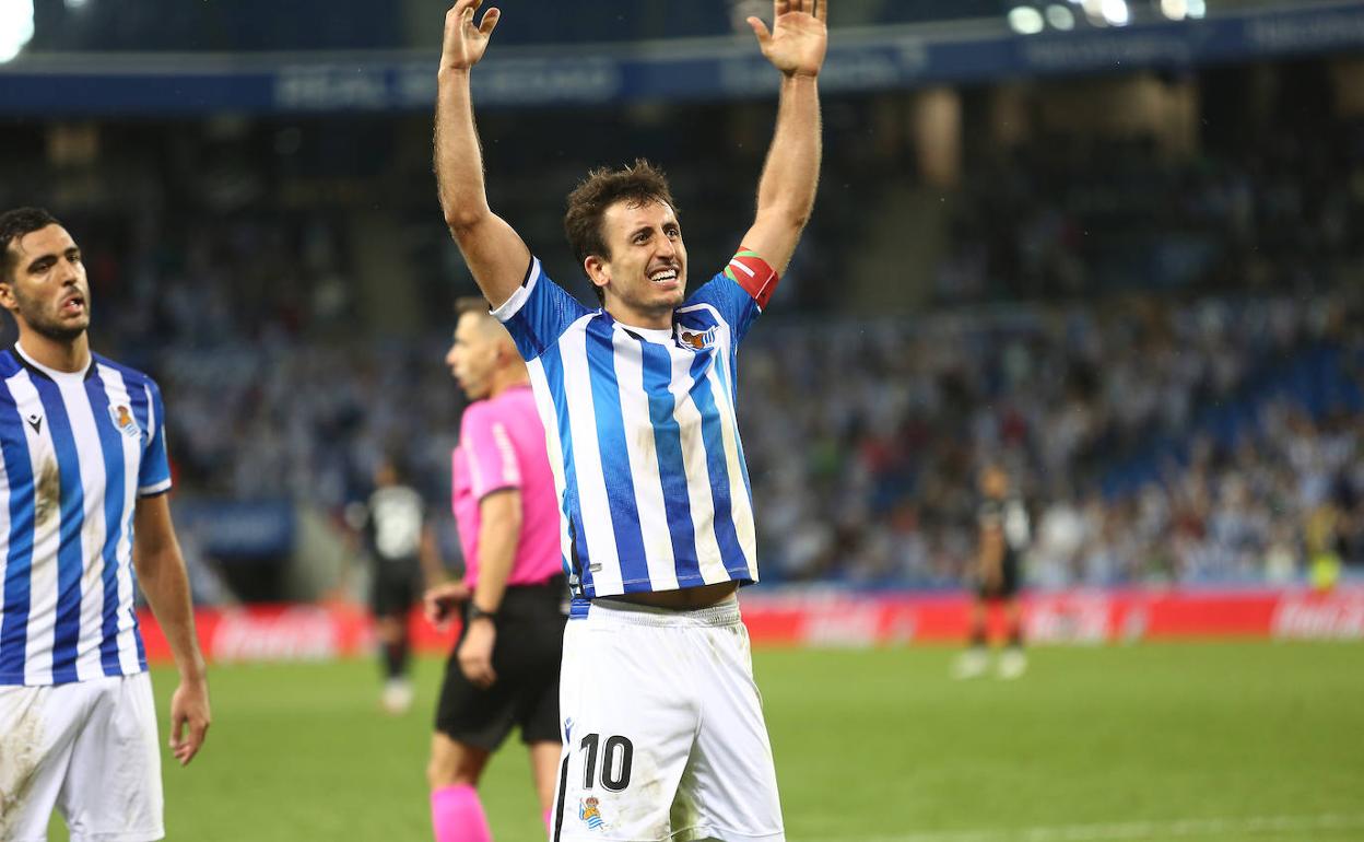 Mikel Oyarzabal celebra el gol de la victoria frente al Elche en Anoeta. 