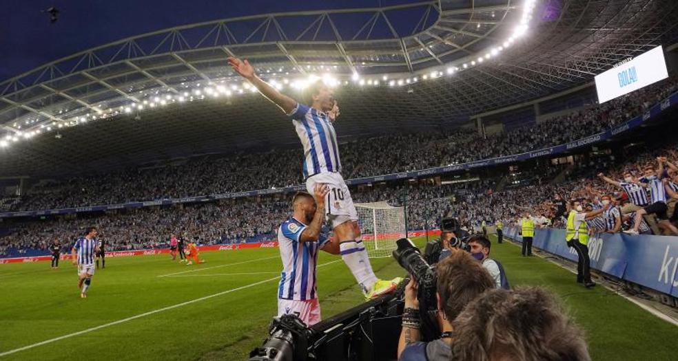 Oyarzabal celebra el gol con la grada Zabaleta. 
