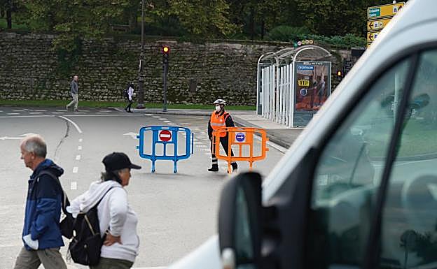 El paso de vehículos particulares por el paseo de La Concha está prohibido desde este martes.