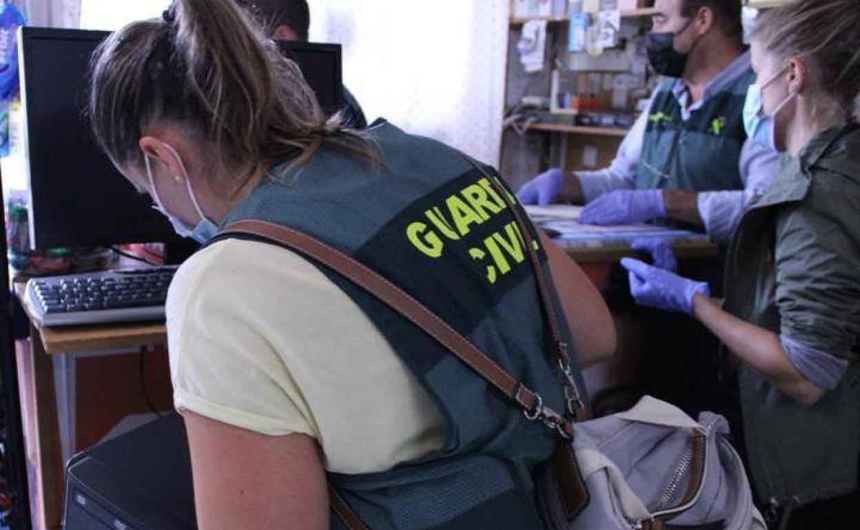 Detienen a 14 personas en Gasteiz por elaborar certificados PCR falsos