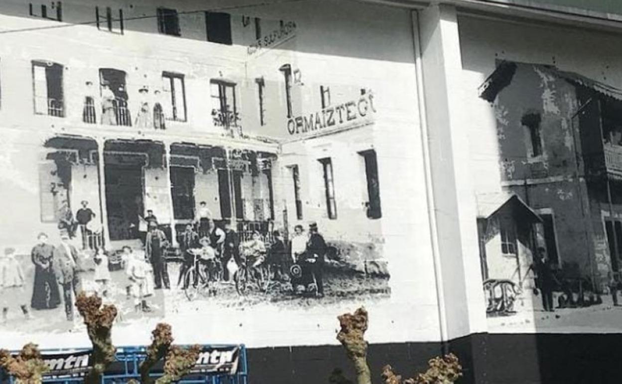 Parte del enorme mural que cubre la fachada principal del polideportivo. 