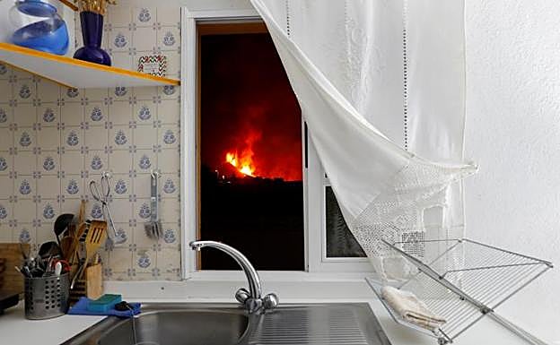 La lava del volcán desde la casa de un vecino. 