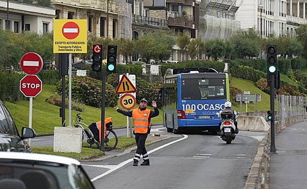 Un agente de Movilidad redirige el tráfico esta mañana en el paseo de La Concha.