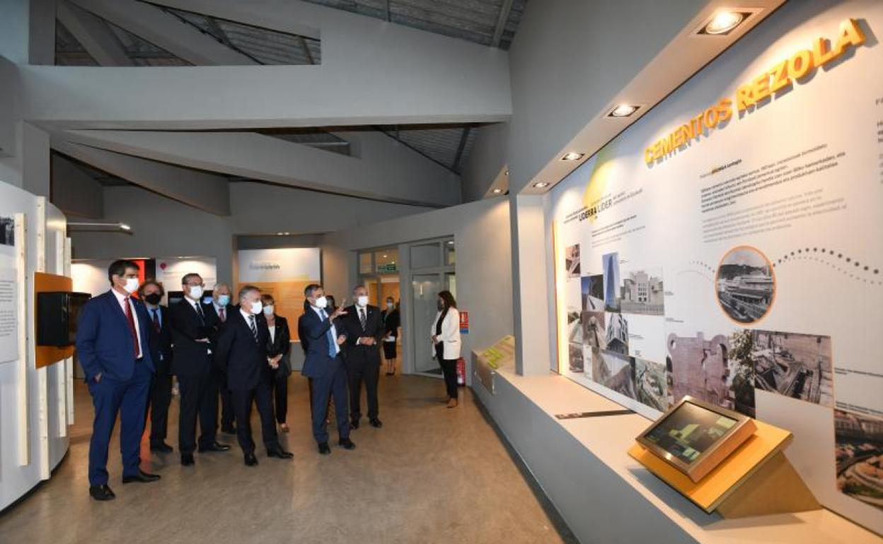 Visita de las autoridades institucionales al interior del museo recientemente renovado. 