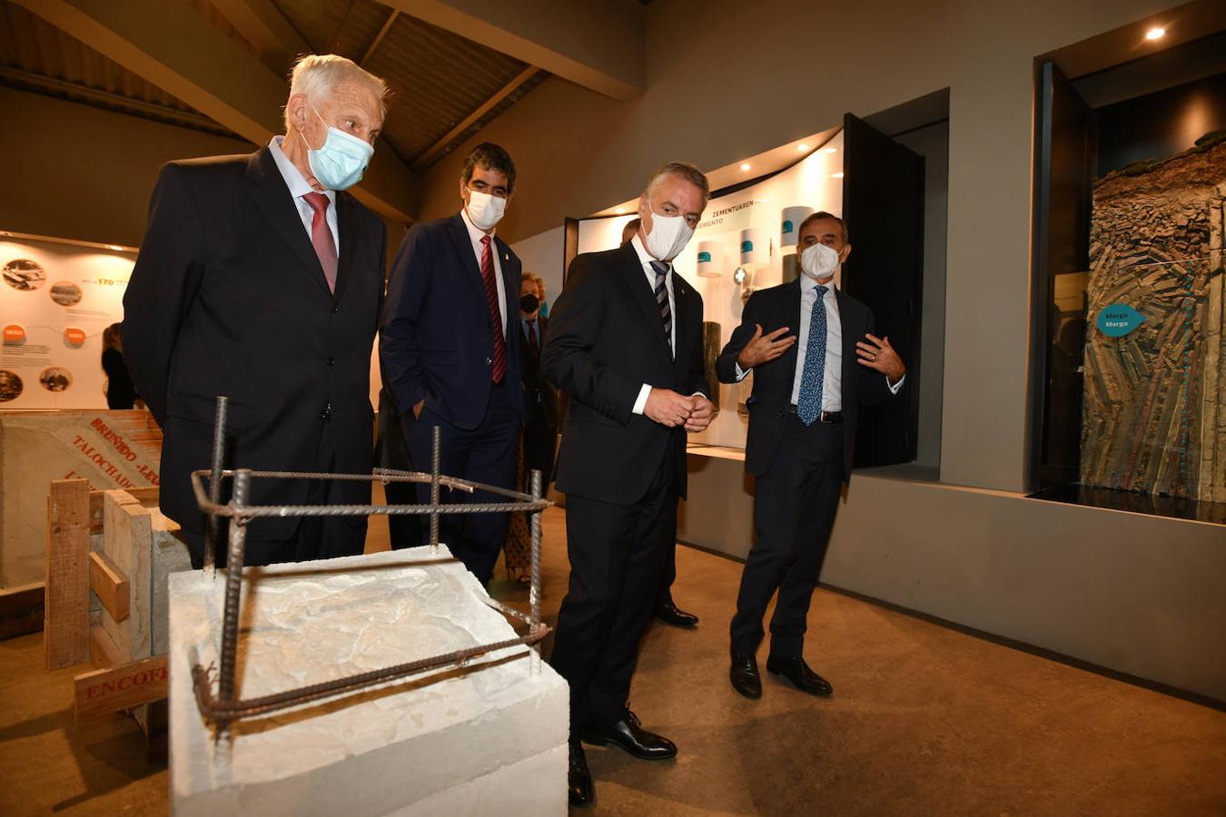 Fotos: El Lehendakari reconoce el «compromiso, vocación profesional y cultural» del Museo de Cementos Rezola