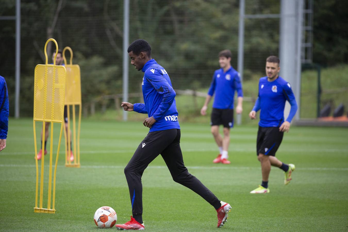 Fotos: Isak y Barrenetxea se unene al grupo; Merino y Le Normand no se entrenan