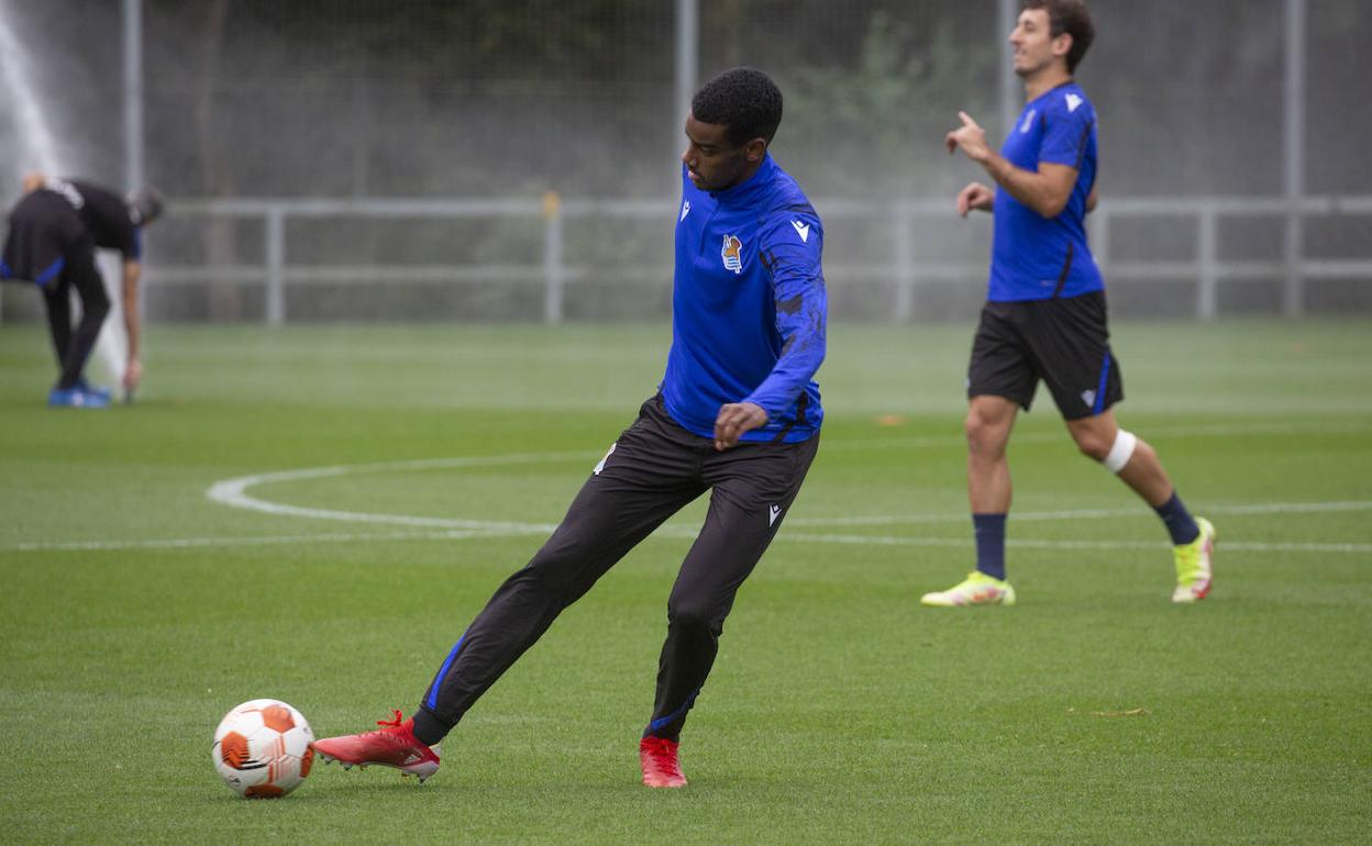 Isak golpea el balón en el entrenamiento de este miércoles en Zubieta.