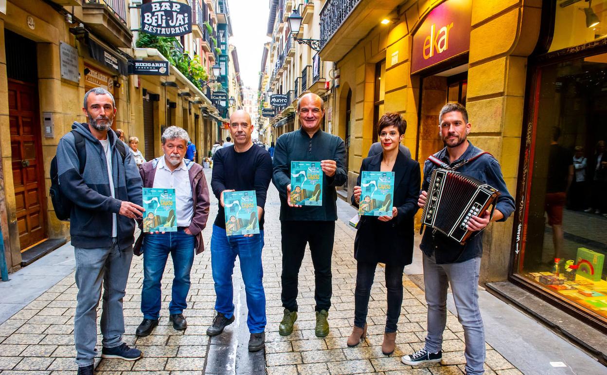 'Sasi artean Elgeta' komikiaren aurkezpen argazkia, goizean Donostian. 