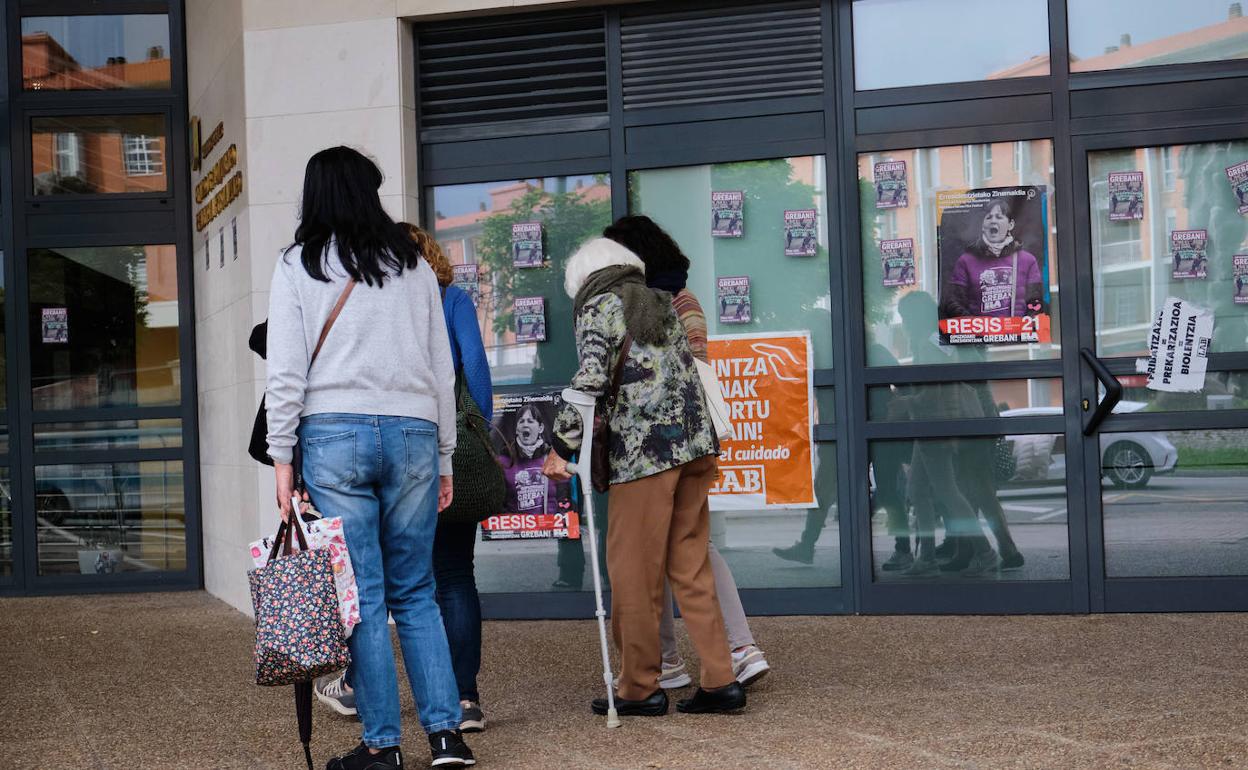 Usuarios de Txara I pasean junto a familiares por las inmediaciones del centro.