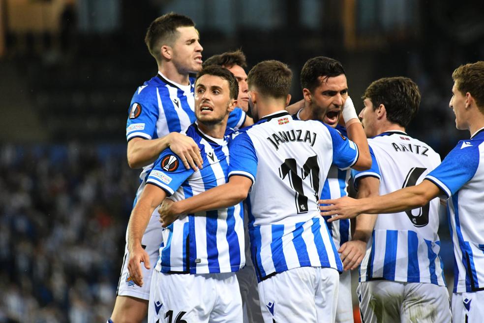 Zubeldia, Guevara, Zubimendi y Januzaj felicitan a Merino tras el gol del empate ante el Mónaco. 