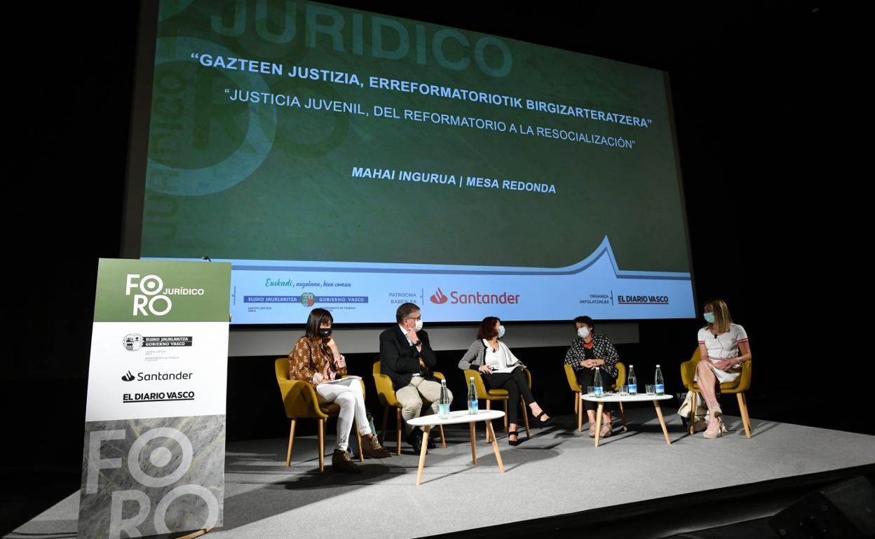 Gemma Varona, Patxi López, Lourdes Pérez, Adela Asua y Mercedes Bautista, durante el coloquio. 