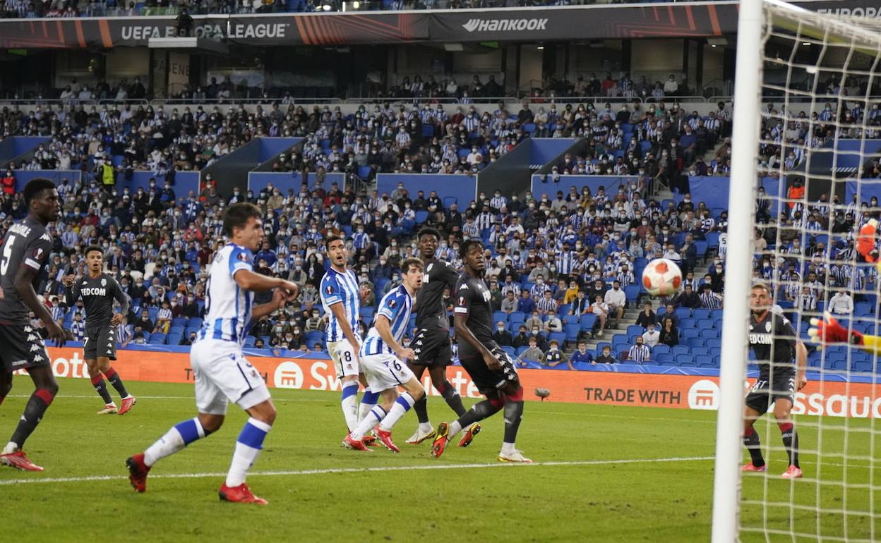 Cabezazo de Merino para hacer el empate ante el Mónaco. 